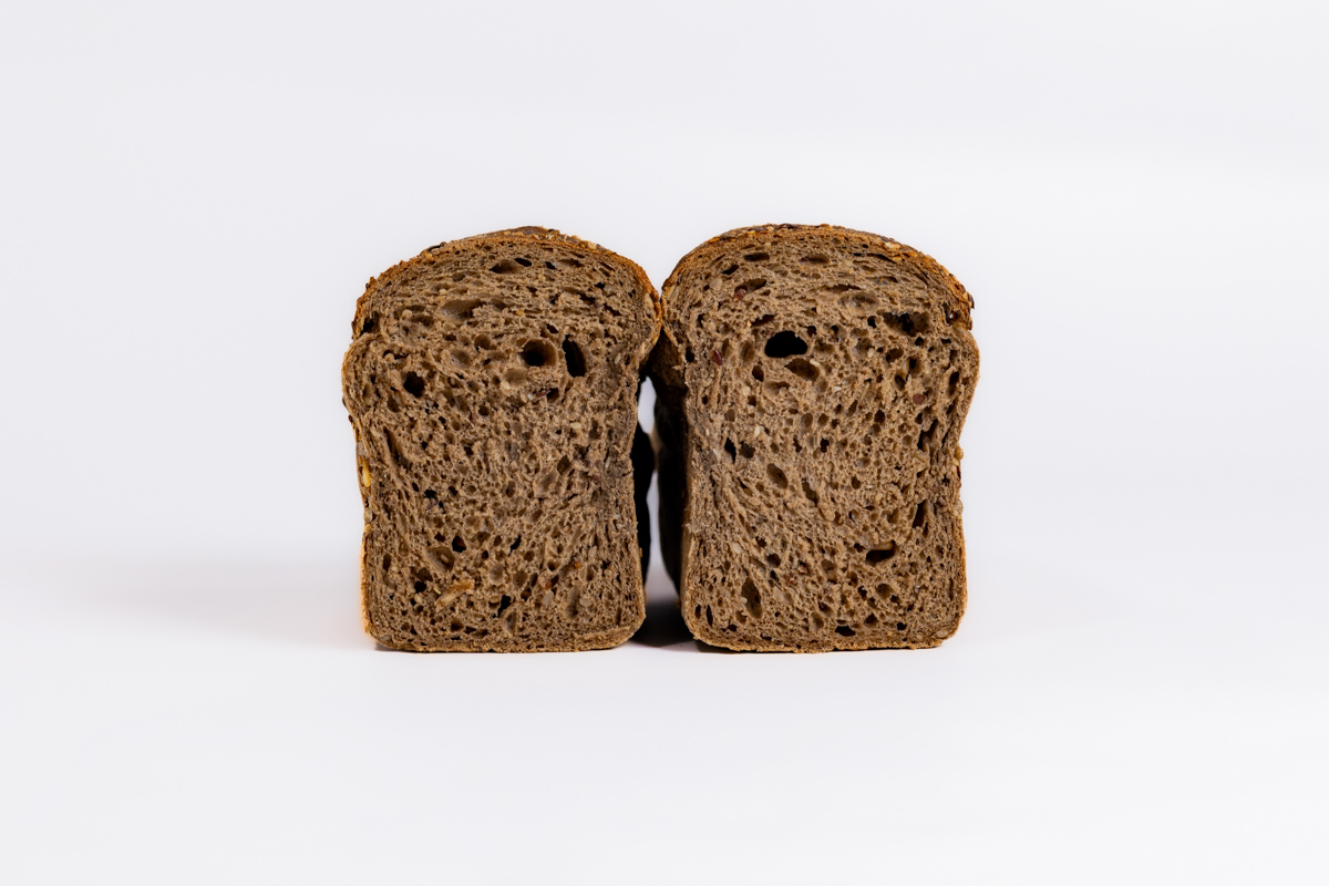 Sezione del Bauletto ai cereali: mollica fitta punteggiata di semi